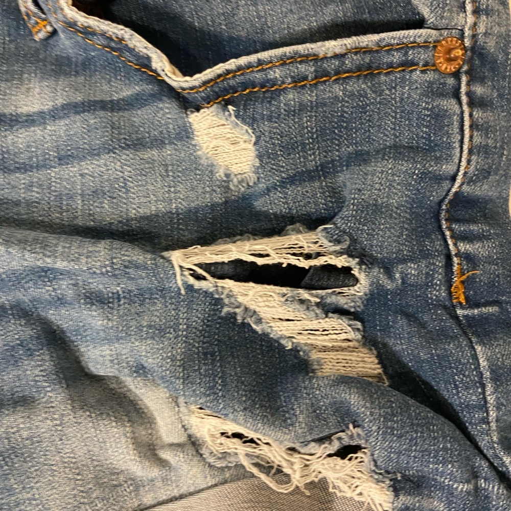 Distressed Jean shorts - Picture 2 of 4